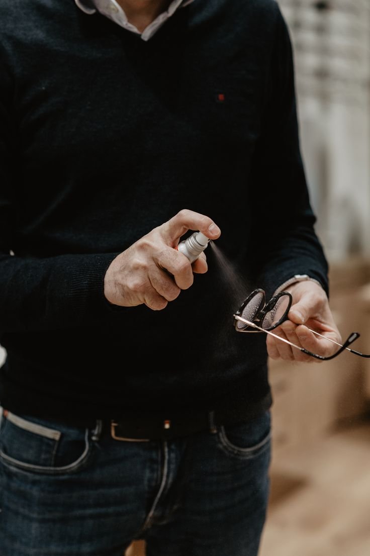 Opticien nettoyant des verres de lunettes.